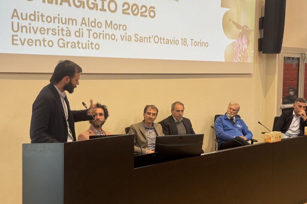 Roberto Vietti modera la tavola rotonda del convegno su api e impollinatori all’Università di Torino