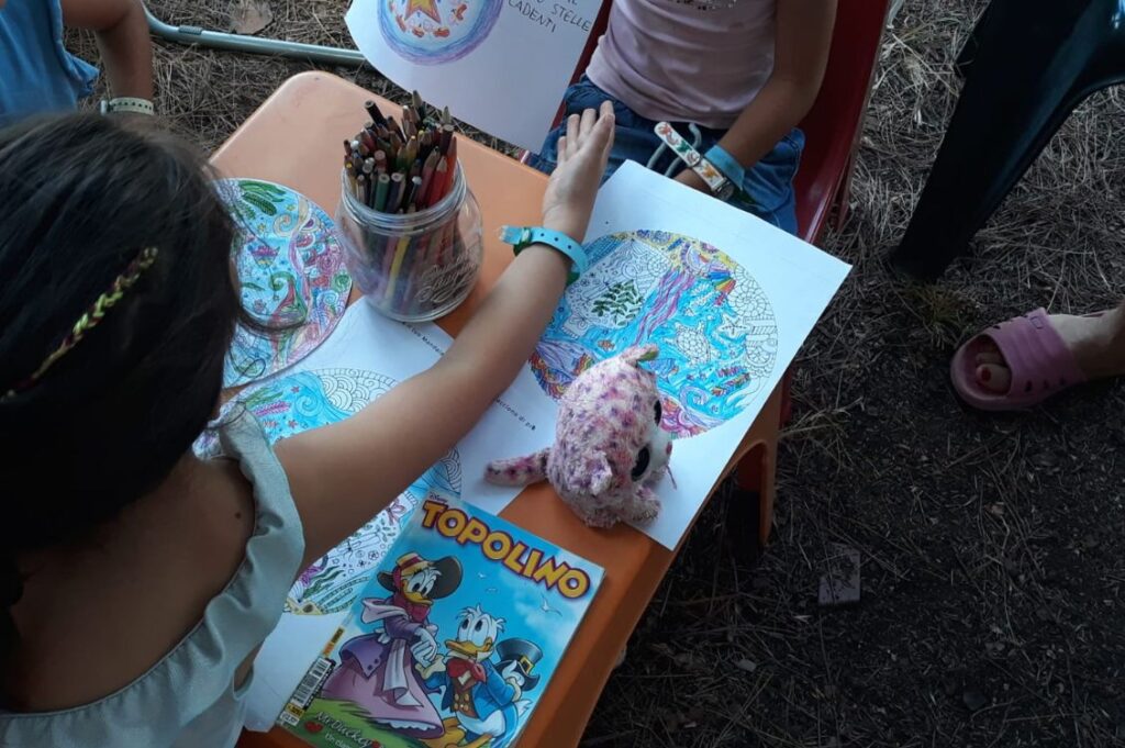 Bambini durante un’attività creativa nelle vacanze olistiche Nonsolomare di Tra Terra e Cielo