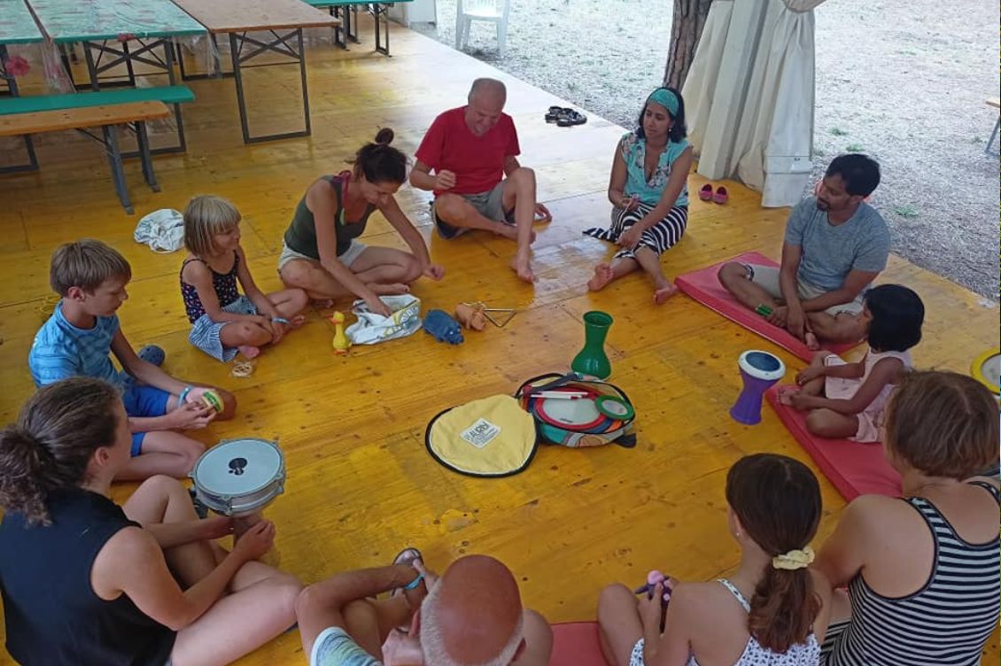 Adulti e bambini partecipano a un’attività di gruppo durante le vacanze olistiche Nonsolomare di Tra Terra e Cielo