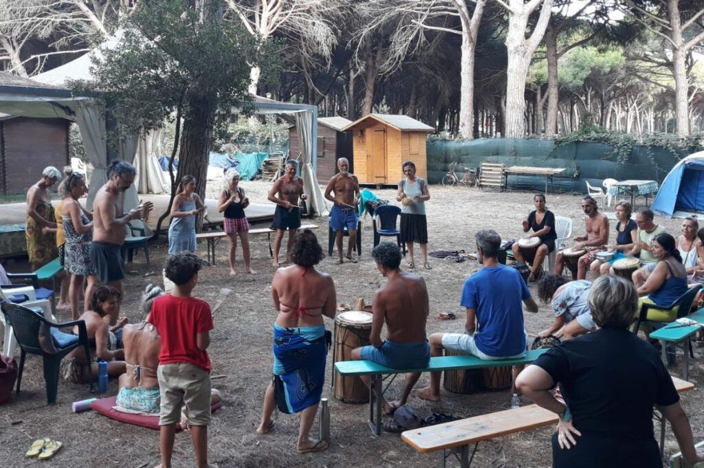Adulti e bambini partecipano a un’attività comunitaria durante le vacanze olistiche Nonsolomare di Tra Terra e Cielo