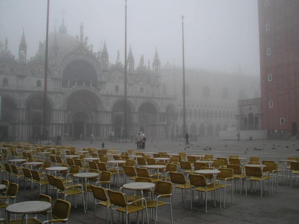 Canale di Venezia nella nebbia, immagine simbolica per raccontare la Comunità di Venezia