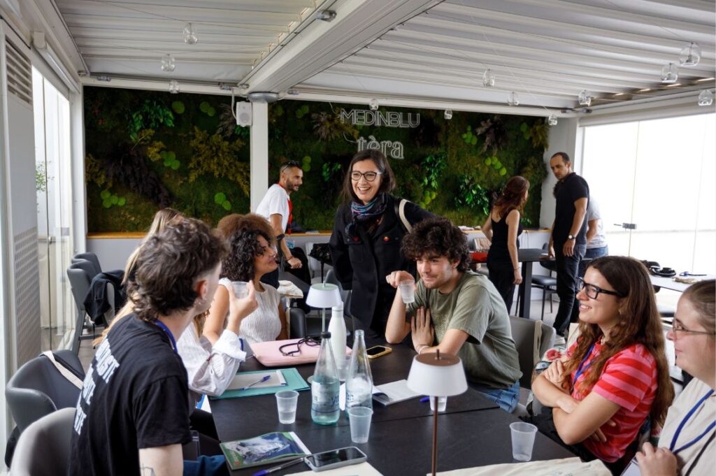 Elizabeth Grech durante un momento di confronto con i partecipanti di Mob in Med a Reggio Calabria