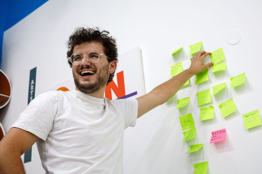 Partecipante di Mob in Med scrive su una lavagna parole legate alla mobilità e agli ostacoli nel Mediterraneo