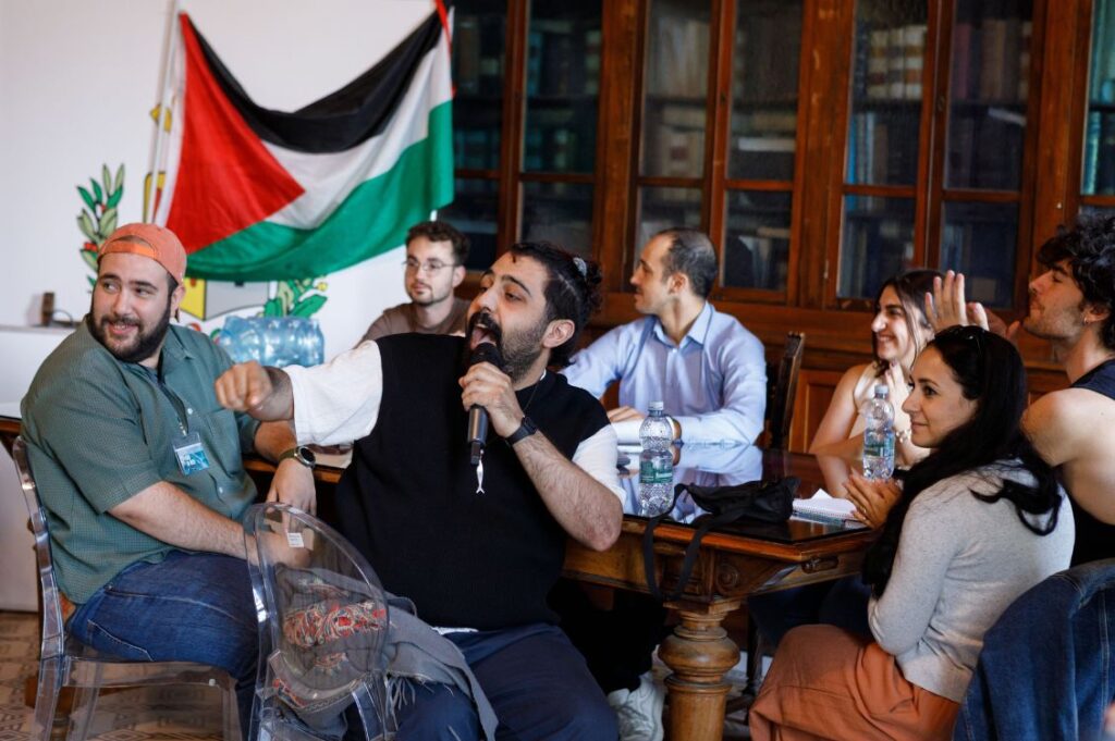 Partecipanti di Mob in Med durante un confronto sulle testimonianze dal Mediterraneo