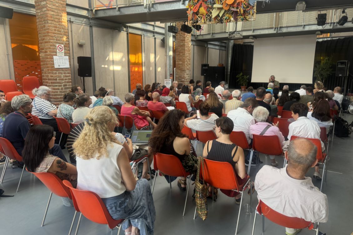 Pubblico alla presentazione del programma della Biennale della Prossimità 2026 a Cascina Roccafranca, Torino