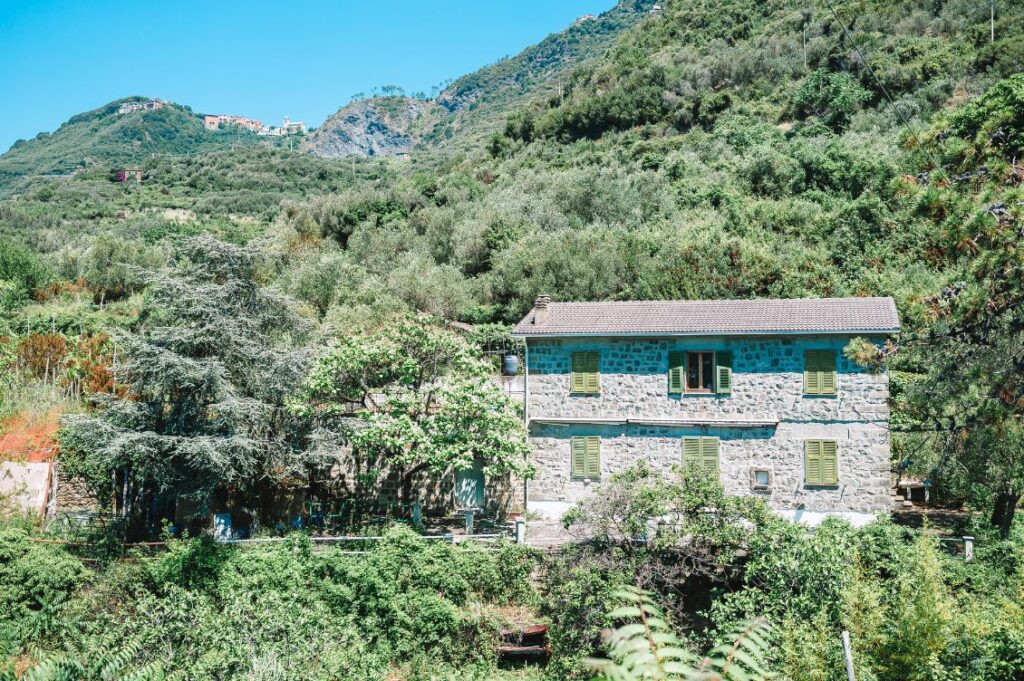 Boschi italiani, casa rurale e versanti collinari in un paesaggio mediterraneo