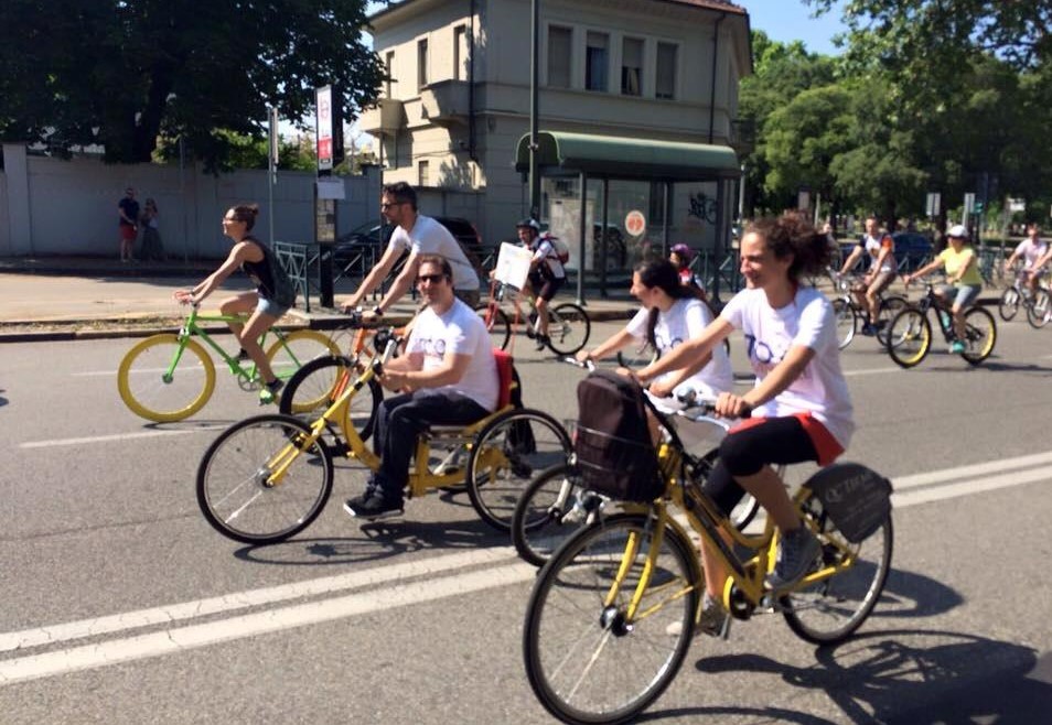 persone che usano la bicicletta in italia